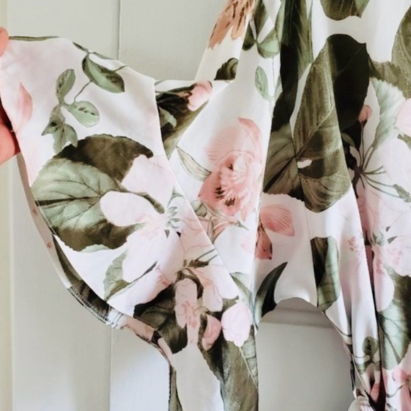 VICTORIA SECRET Watercolor Dreams Silk
Chiffon Floral Print Kimono
Robe - Picture 7 of 8